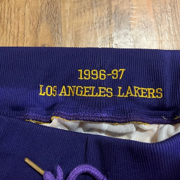 Lakers retro shorts - Picture 3 of 5